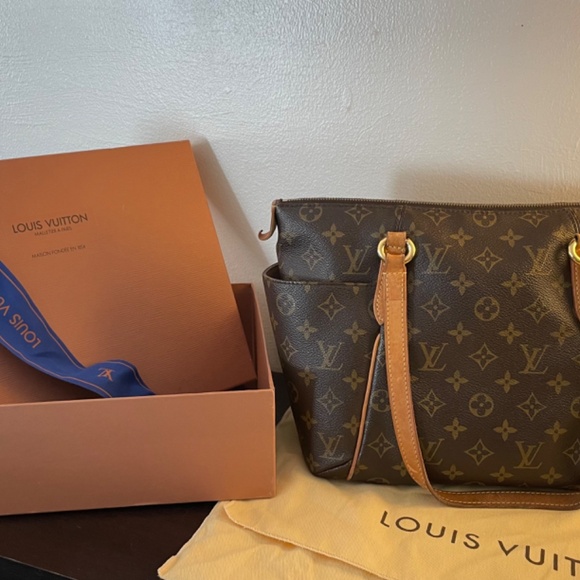 Louis Vuitton Totally MM Shoulder Bag - Picture 2 of 13